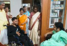 ചലനപരിമിതിയെ തോൽപ്പിച്ച് സിഎ പരീക്ഷയിൽ ജയം, ശ്രീകുമാറിനെ വീട്ടിലെത്തി അഭിനന്ദിച്ച് മന്ത്രി